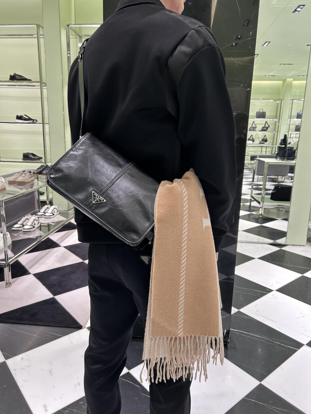 プラダ メンズ レディース ブラック ボストンバッグ 1色入 🖤 - 画像 1