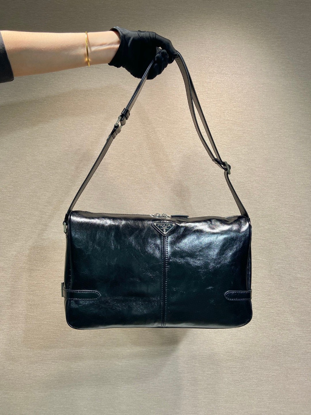 PRADA メンズ ミディアム ショルダーバッグ 黒 1色入 🔥 - 画像 1