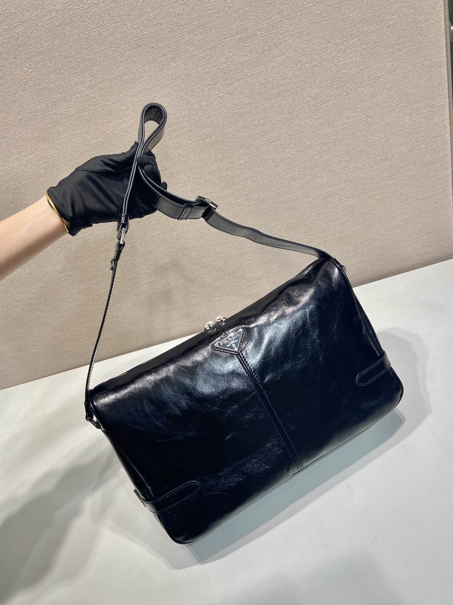 PRADA メンズ ミディアム ショルダーバッグ 黒 1色入 🔥 - 画像 2