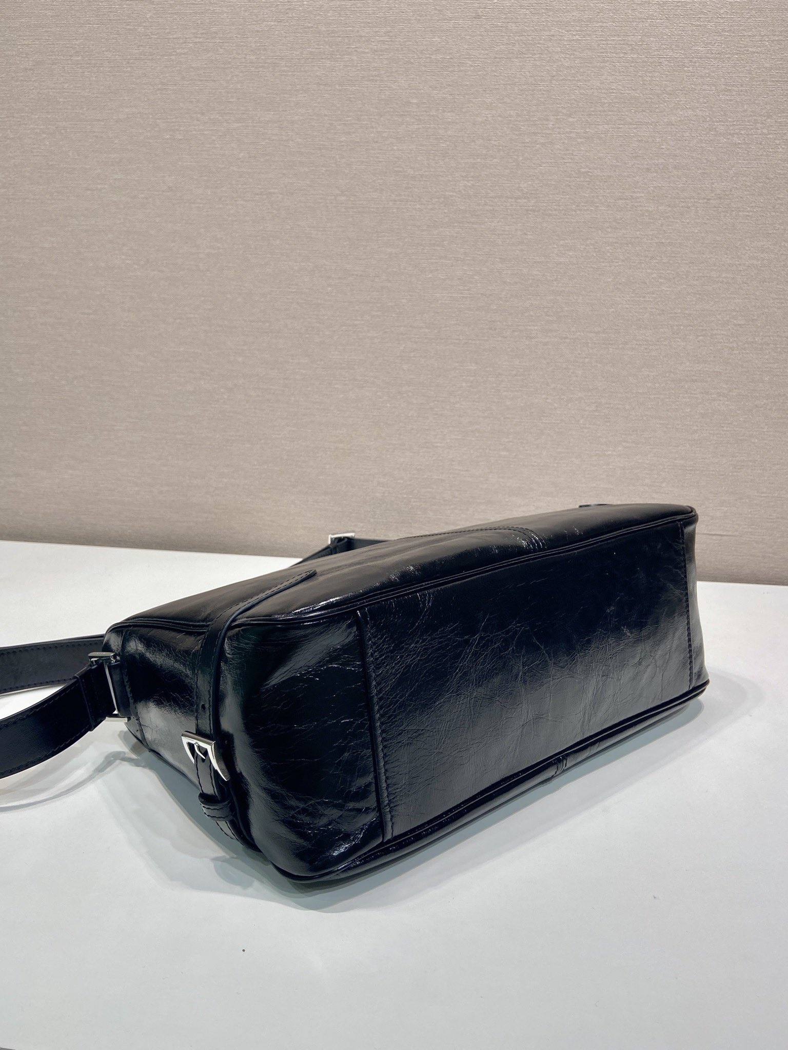 PRADA メンズ ミディアム ショルダーバッグ 黒 1色入 🔥 - 画像 7