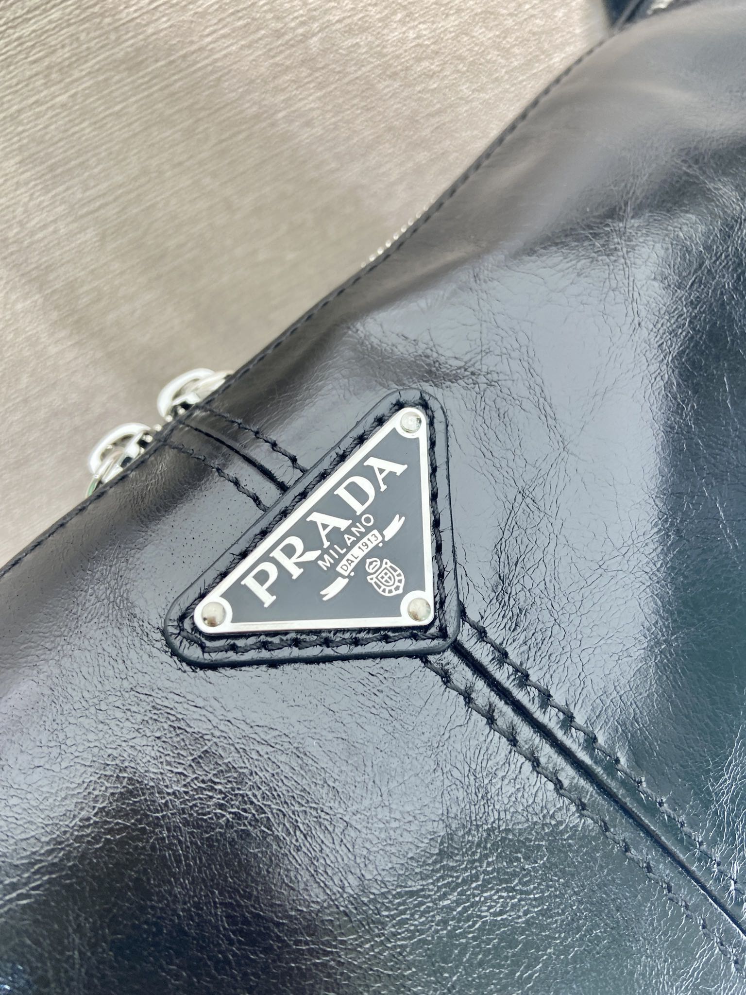 PRADA メンズ ミディアム ショルダーバッグ 黒 1色入 🔥 - 画像 8