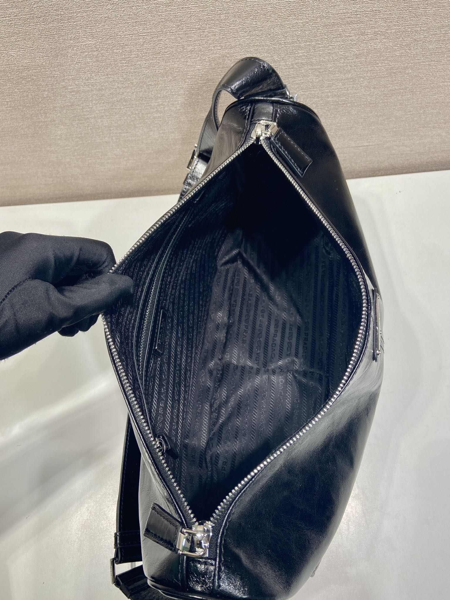 PRADA メンズ ミディアム ショルダーバッグ 黒 1色入 🔥 - 画像 9