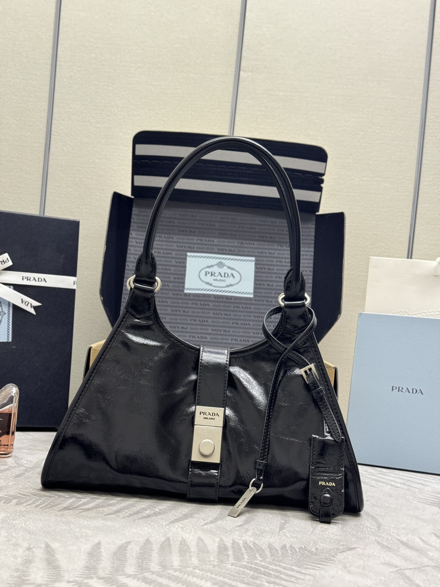 プラダ ハンドバッグ 黒 1色入 💼✨ - 画像 1