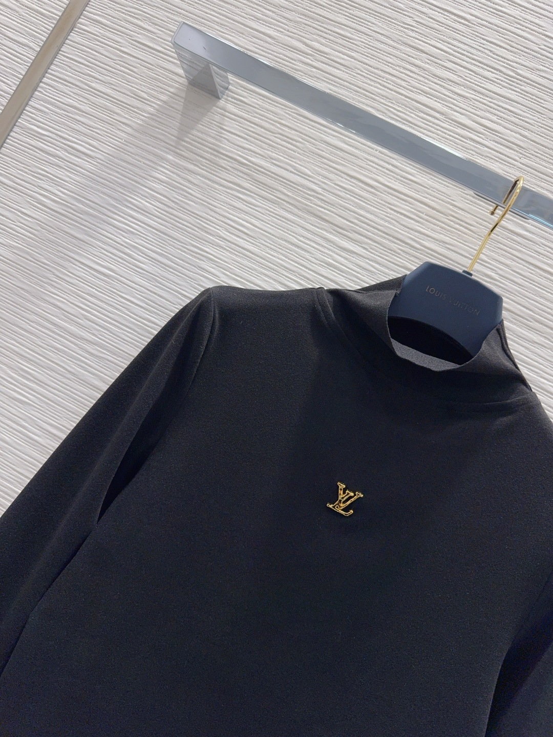 ルイ・ヴィトン ロゴ入り ニットシャツ ブラック 【新品】 ✨ - 画像 3