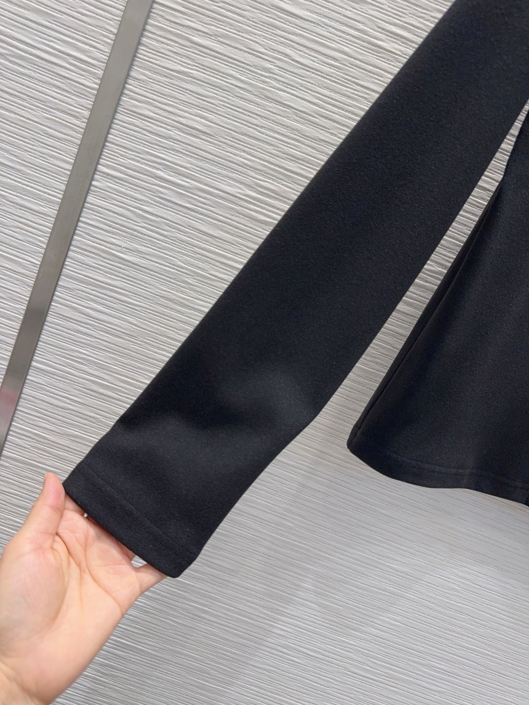 ルイ・ヴィトン ロゴ入り ニットシャツ ブラック 【新品】 ✨ - 画像 6