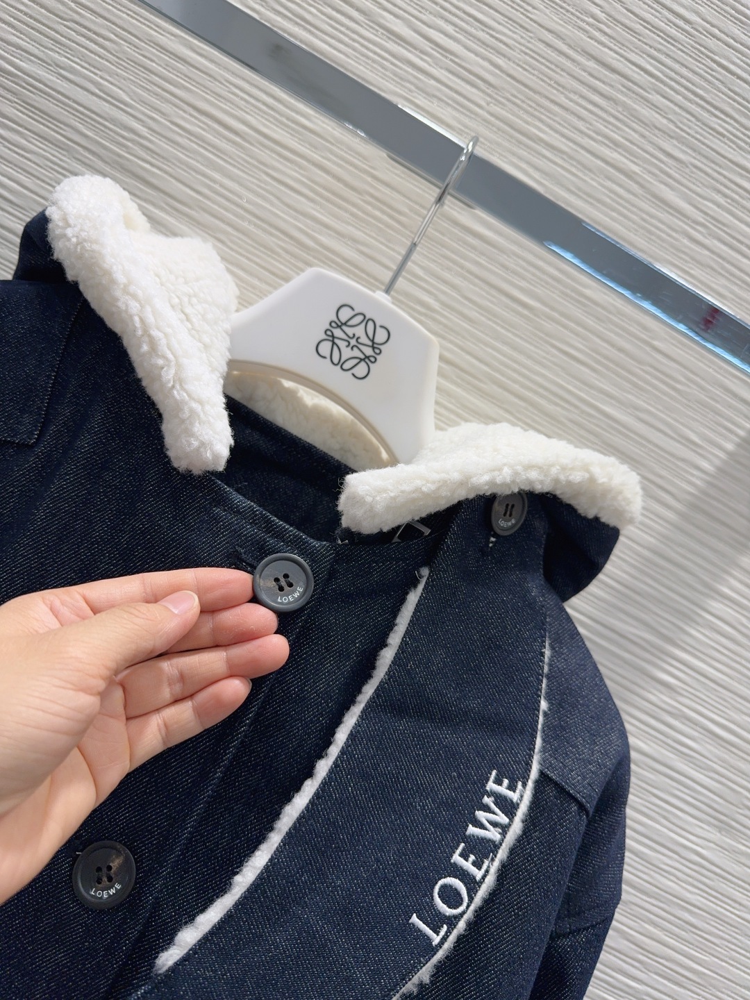 LOEWE 00016 デニムジャケット ファー裏地 ブルゾン ブラック | メンズ レディース 対応 - 画像 4