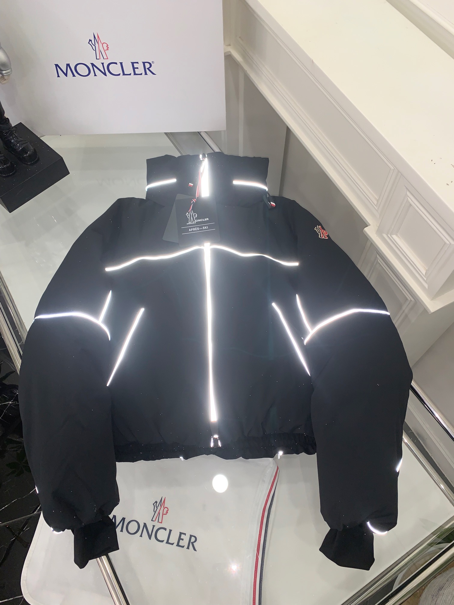 MONCLER 134 リフレクティブ ダウンジャケット ブラック - 画像 1