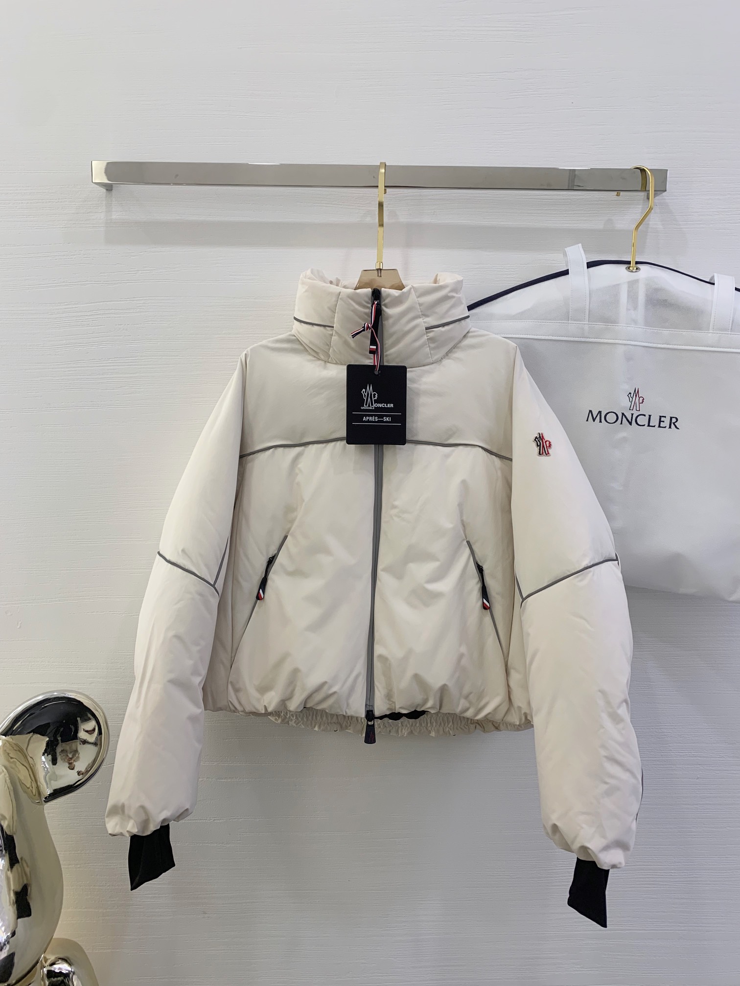 MONCLER 135 ダウンジャケット 反射素材 ブラック ホワイト - 画像 1