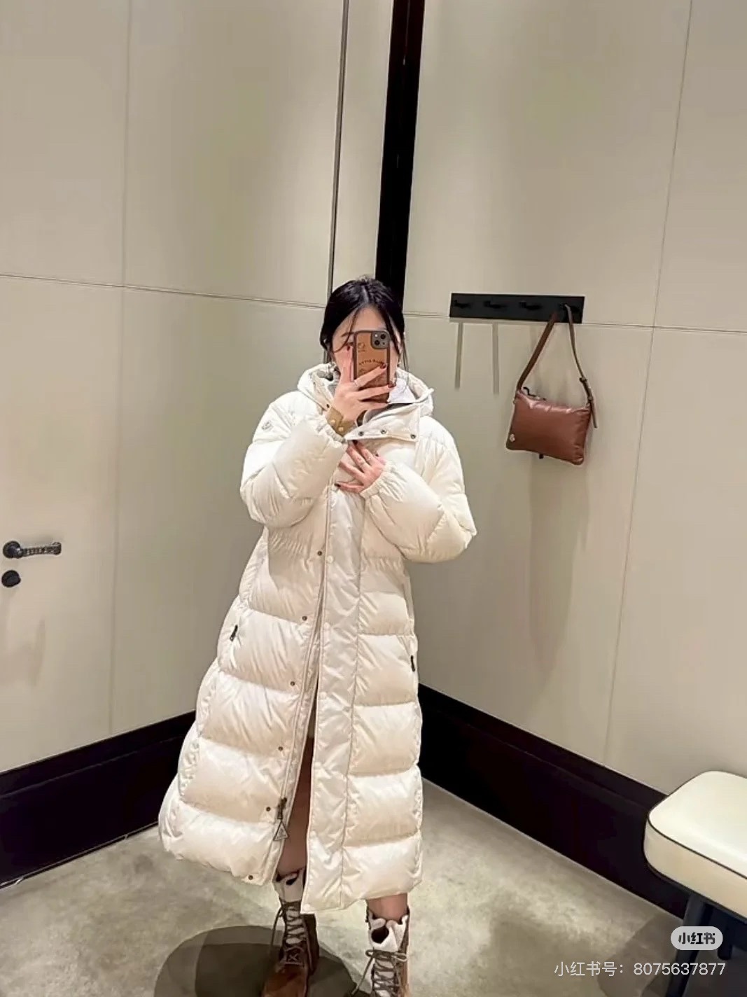 MONCLER 153 ロングダウンコート | クリーム色 - 画像 4