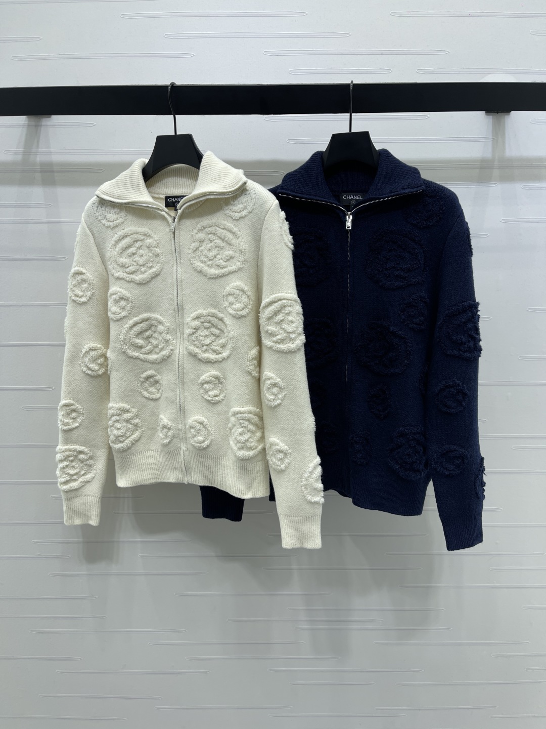 CHANEL ファスナーフード付きニットカーディガン 30%カシミア-カシミア 70%ウール ホワイト/ネイビー - 画像 1