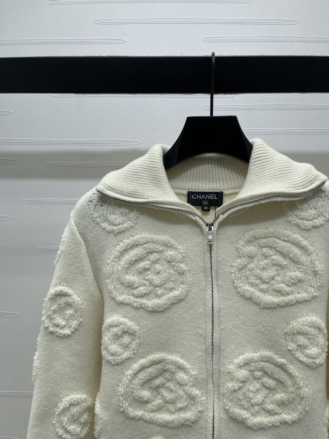 CHANEL ファスナーフード付きニットカーディガン 30%カシミア-カシミア 70%ウール ホワイト/ネイビー - 画像 4