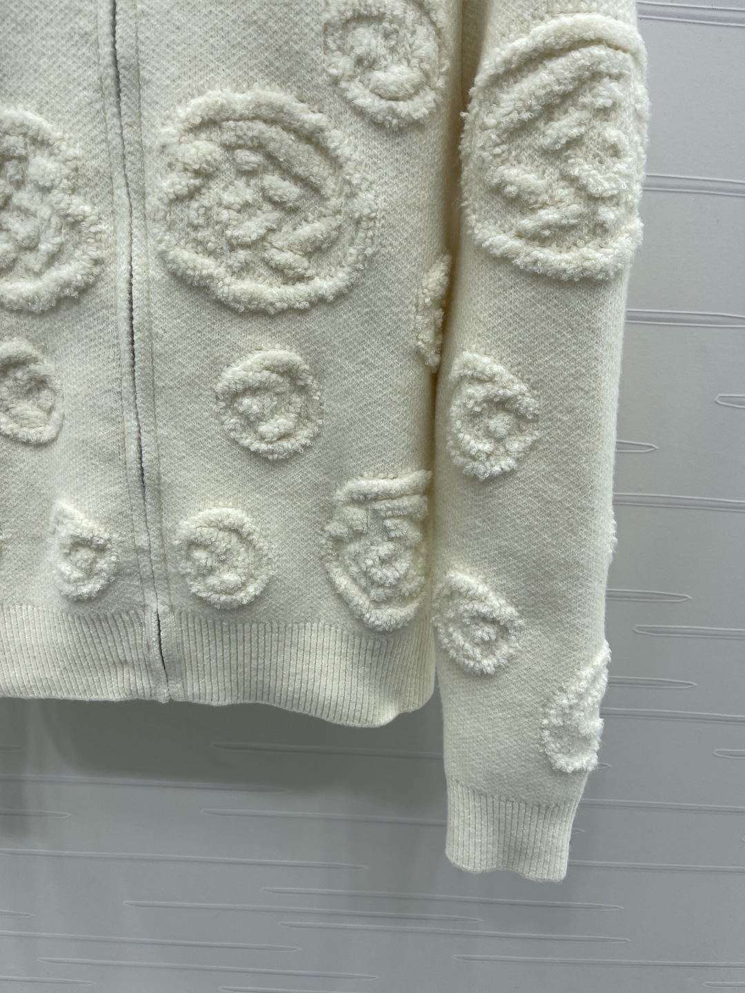 CHANEL ファスナーフード付きニットカーディガン 30%カシミア-カシミア 70%ウール ホワイト/ネイビー - 画像 6