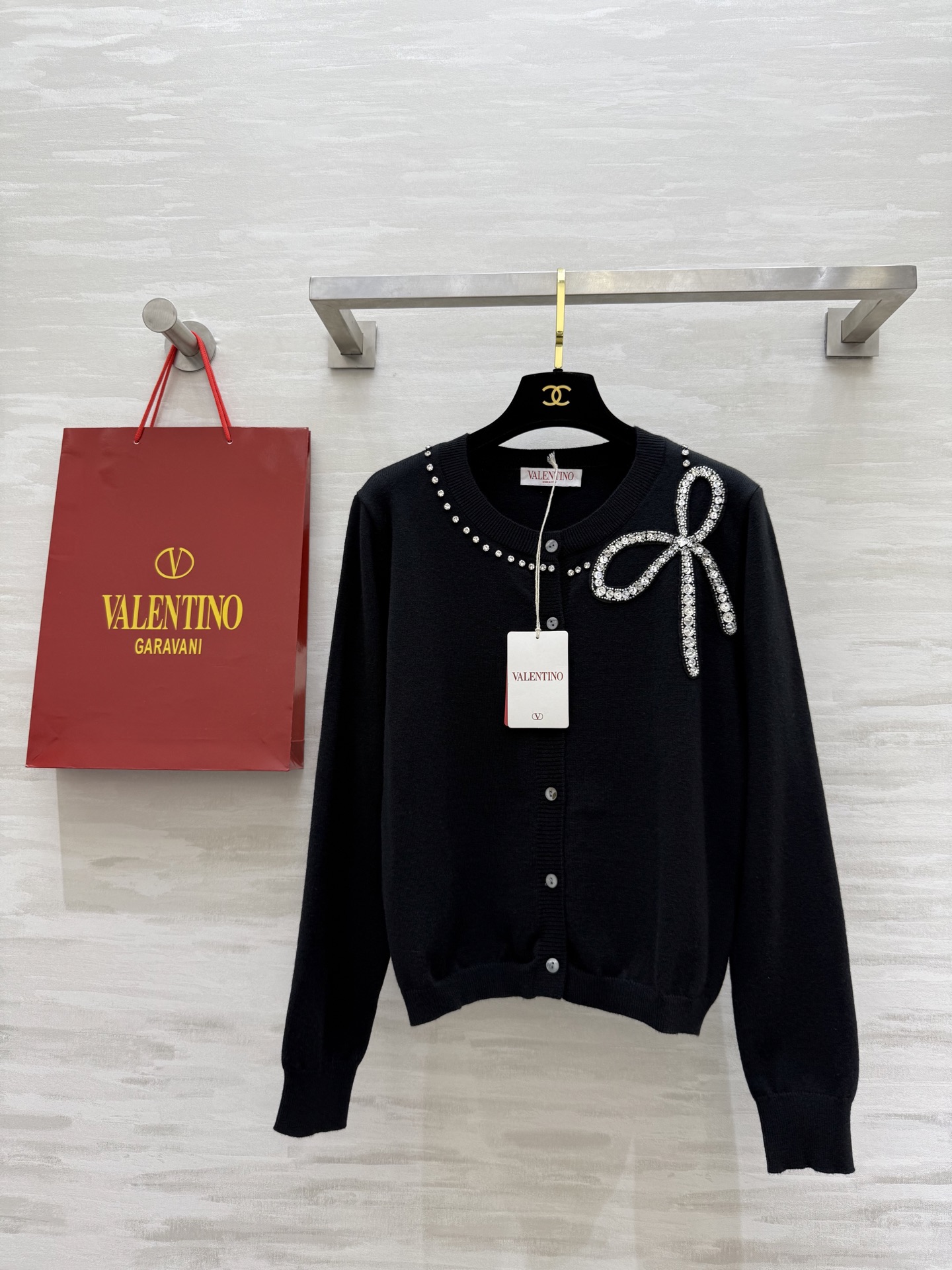 VALENTINO GARAVANI 250 フォール/ウィンター ボウタイ ドレスアップ ボタンダウン ウール カーディガン ブラック | (SML) - 画像 1