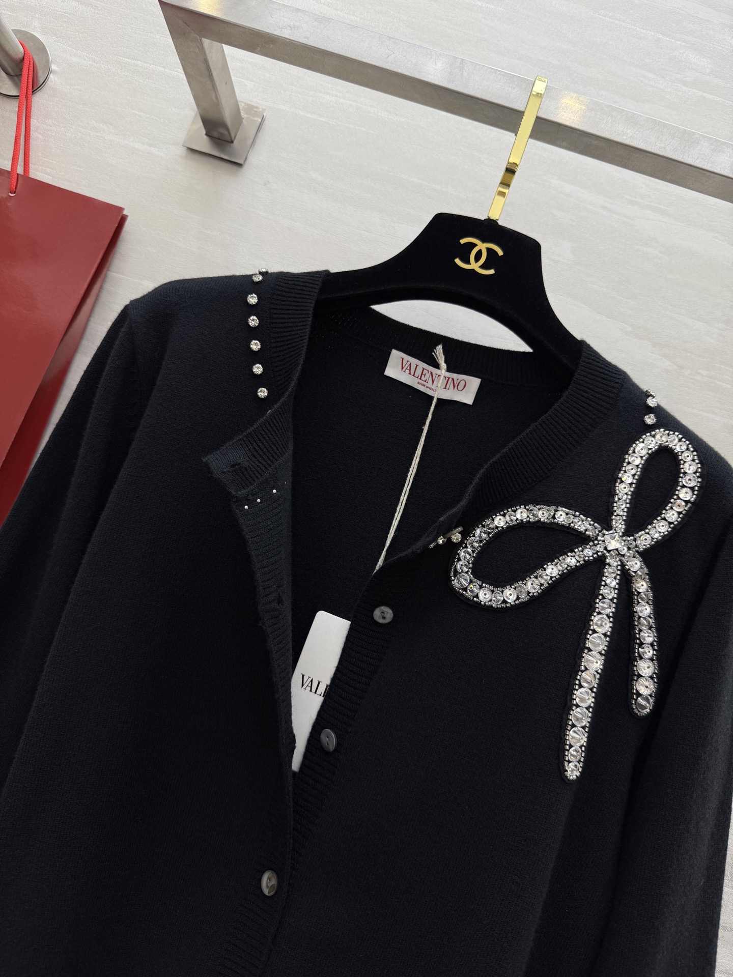 VALENTINO GARAVANI 250 フォール/ウィンター ボウタイ ドレスアップ ボタンダウン ウール カーディガン ブラック | (SML) - 画像 3