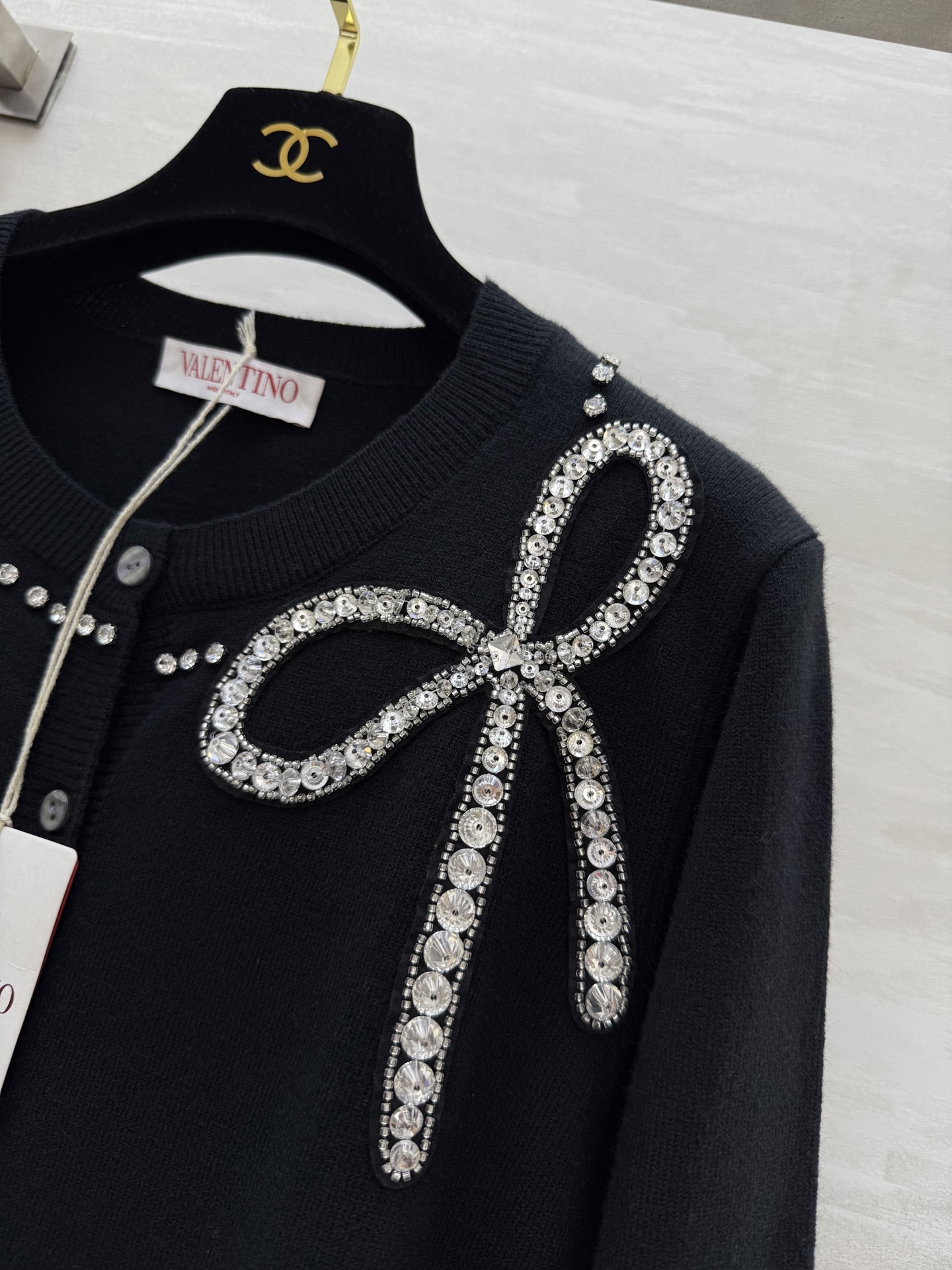 VALENTINO GARAVANI 250 フォール/ウィンター ボウタイ ドレスアップ ボタンダウン ウール カーディガン ブラック | (SML) - 画像 4