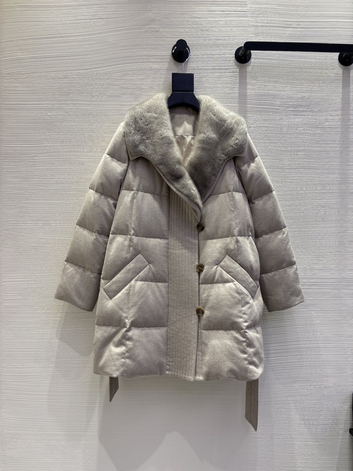 （この商品にはブランド名が記載されていないため、ブランド名は省略。）  
25新品｜羽織り|水貂毛付き|燕麦単面001|浅灰|秋冬コート - 画像 1