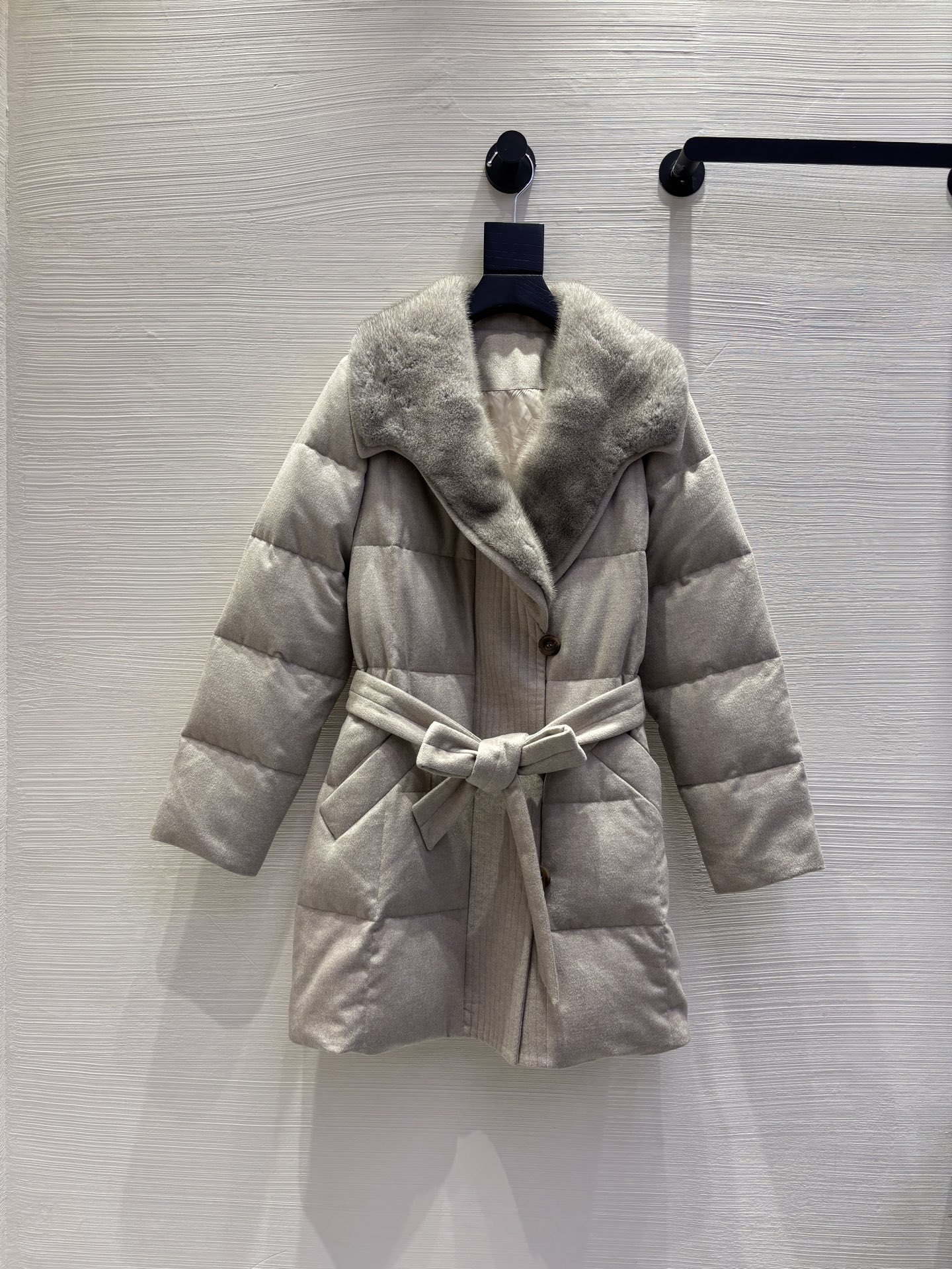 （この商品にはブランド名が記載されていないため、ブランド名は省略。）  
25新品｜羽織り|水貂毛付き|燕麦単面001|浅灰|秋冬コート - 画像 2