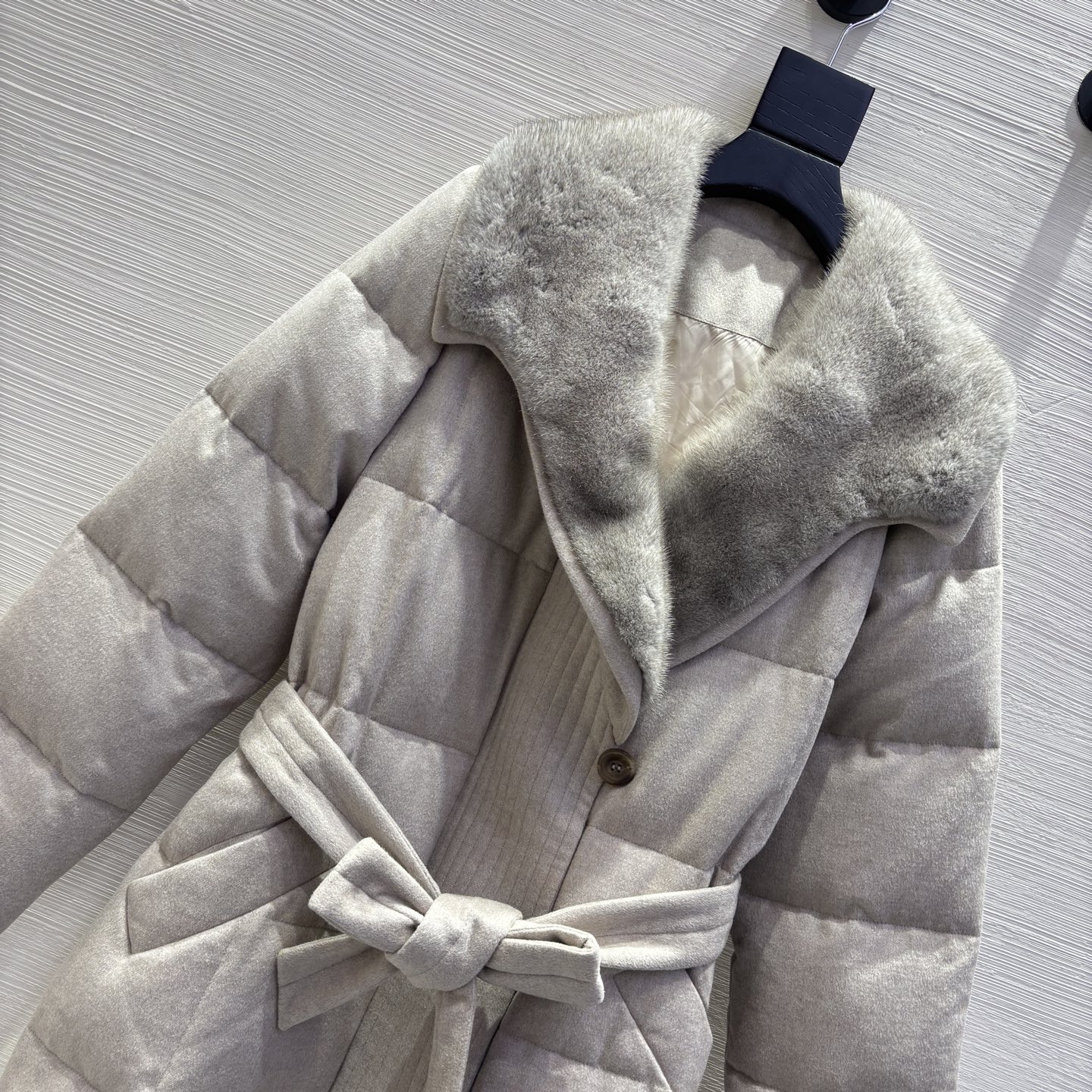 （この商品にはブランド名が記載されていないため、ブランド名は省略。）  
25新品｜羽織り|水貂毛付き|燕麦単面001|浅灰|秋冬コート - 画像 3