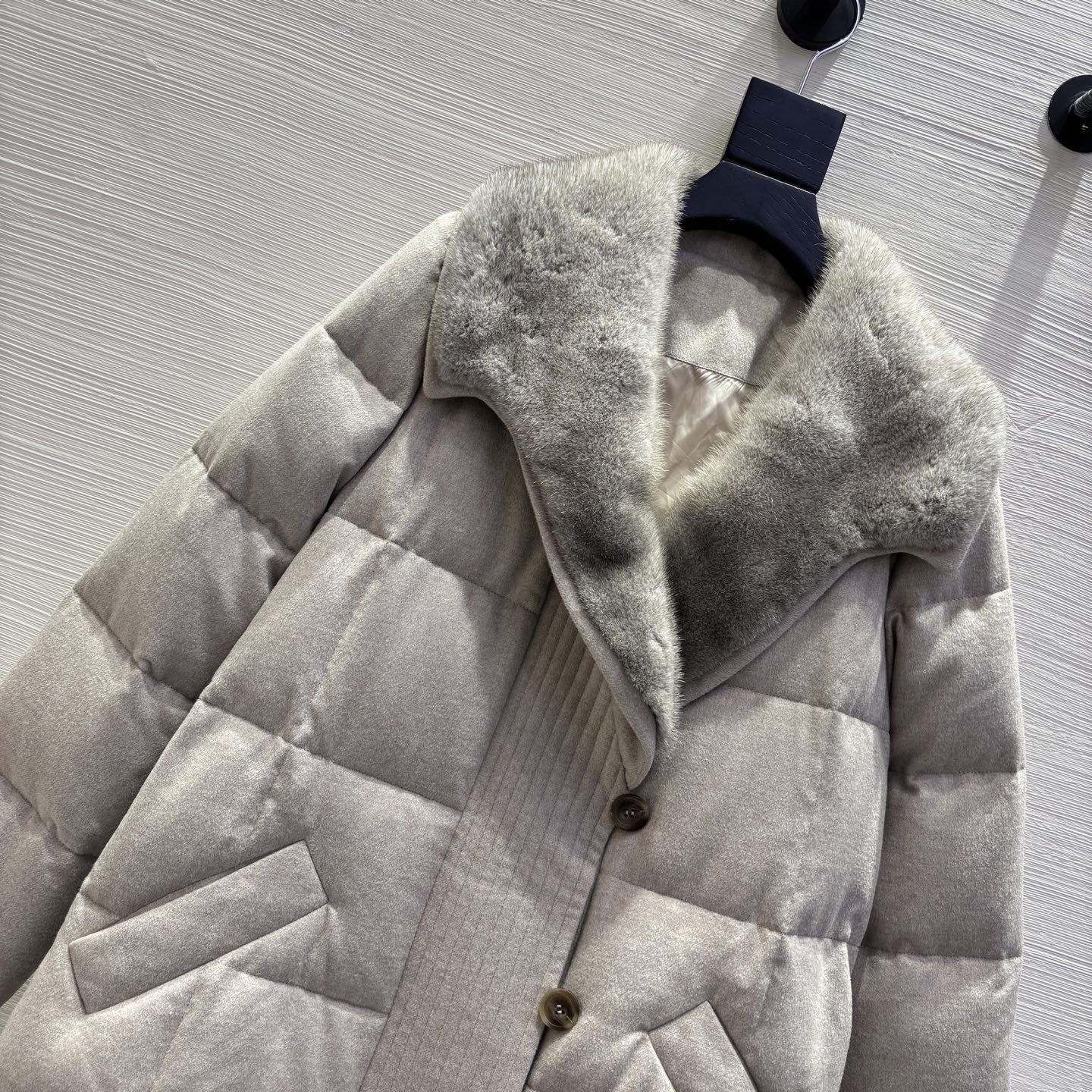 （この商品にはブランド名が記載されていないため、ブランド名は省略。）  
25新品｜羽織り|水貂毛付き|燕麦単面001|浅灰|秋冬コート - 画像 4