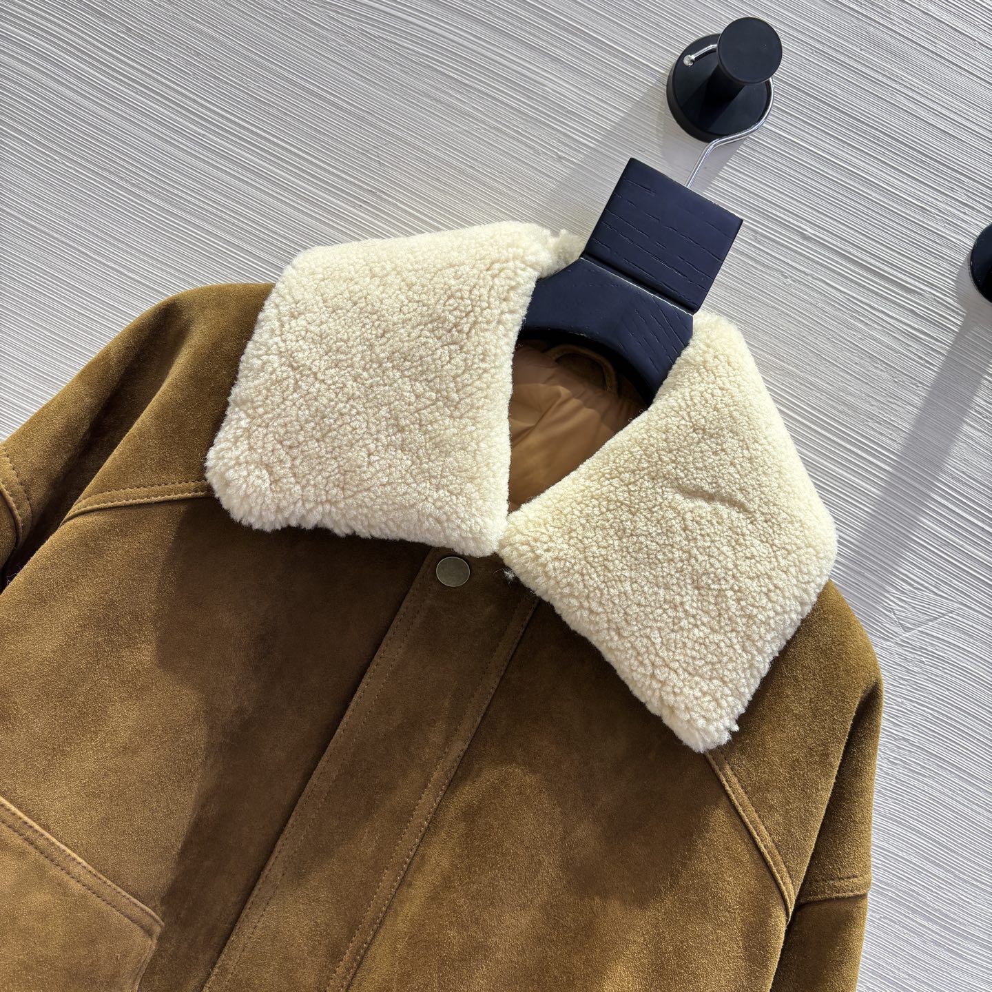 2025新品 ファー襟付きスエードダウンジャケット A4収納可 ブラウン - 画像 2