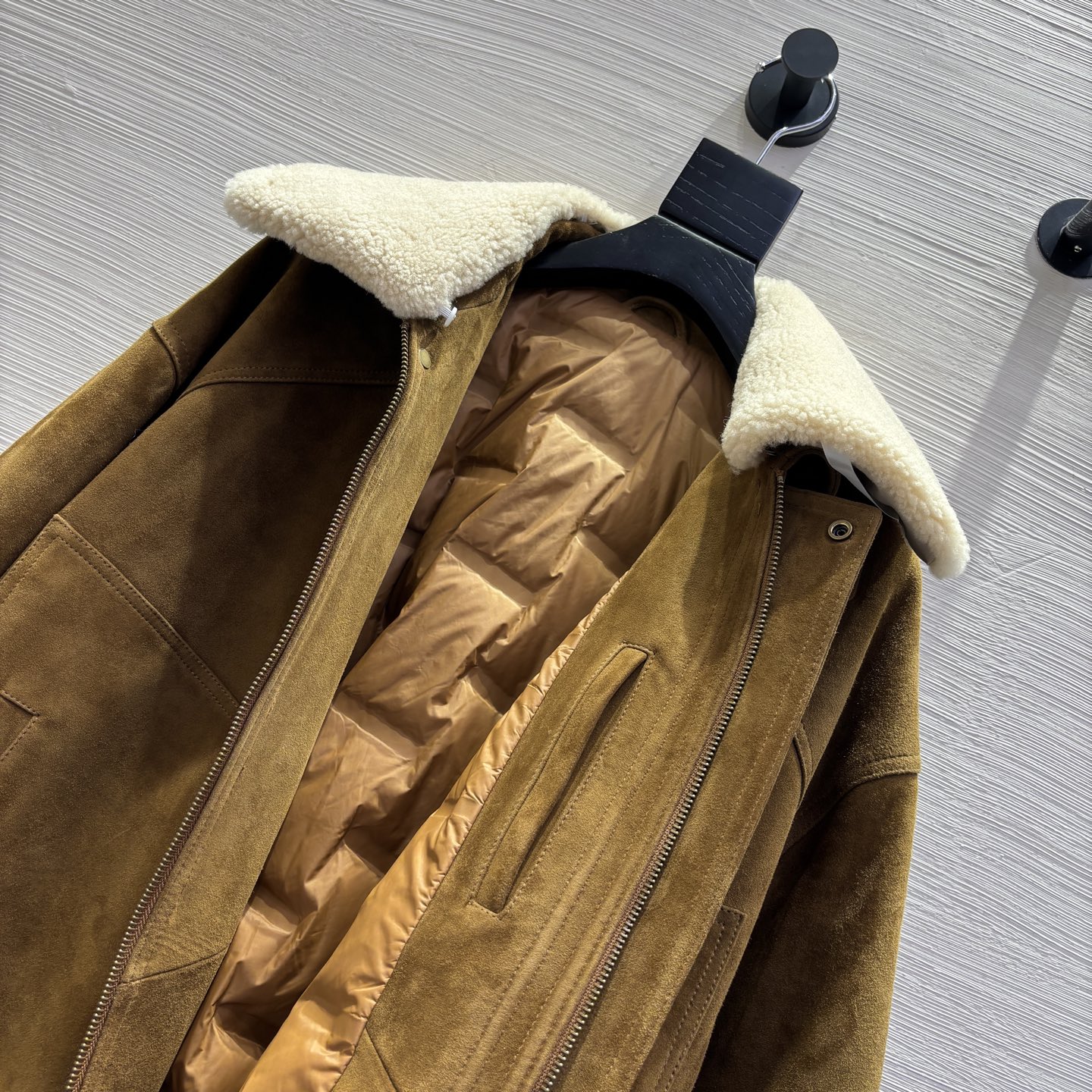 2025新品 ファー襟付きスエードダウンジャケット A4収納可 ブラウン - 画像 3
