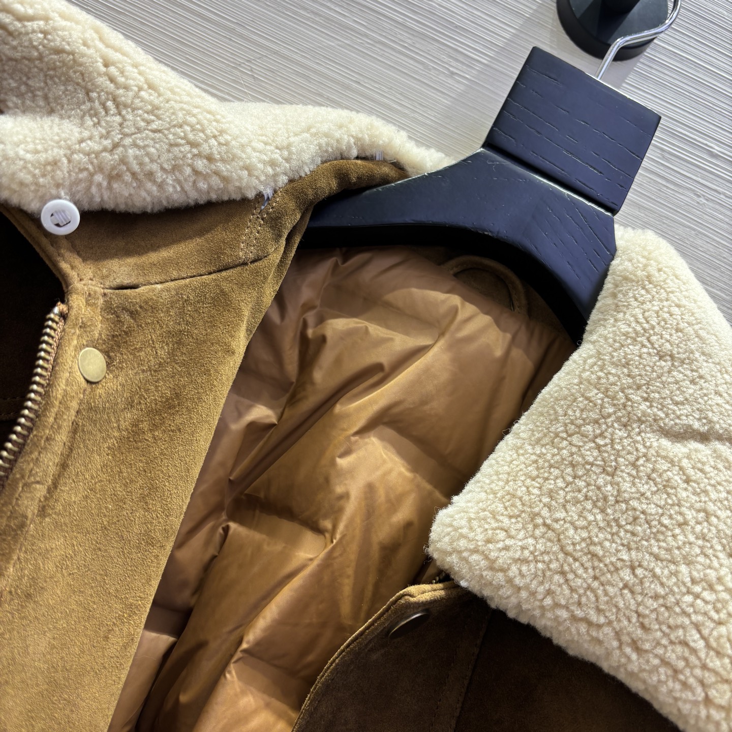 2025新品 ファー襟付きスエードダウンジャケット A4収納可 ブラウン - 画像 4