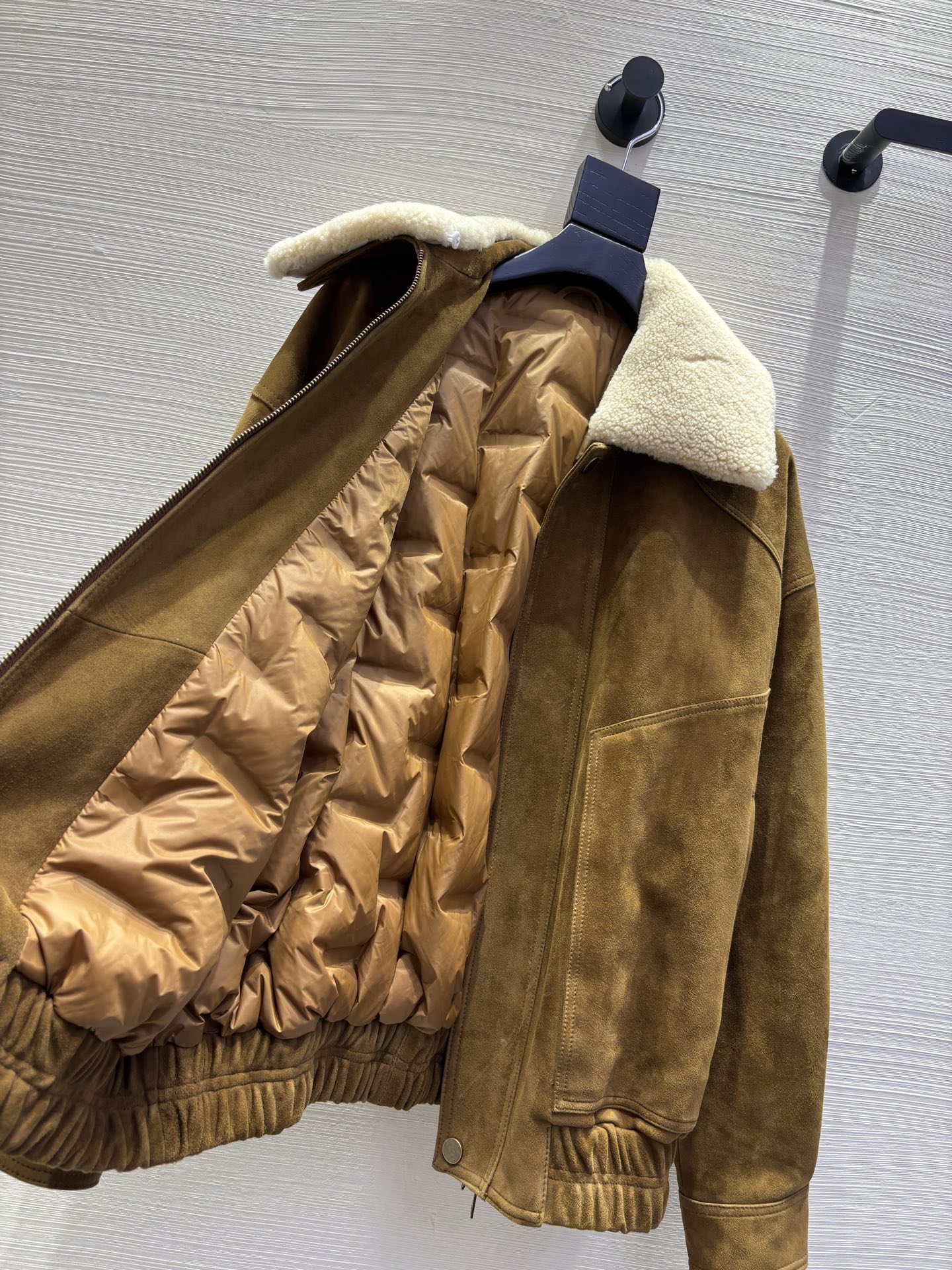 2025新品 ファー襟付きスエードダウンジャケット A4収納可 ブラウン - 画像 7