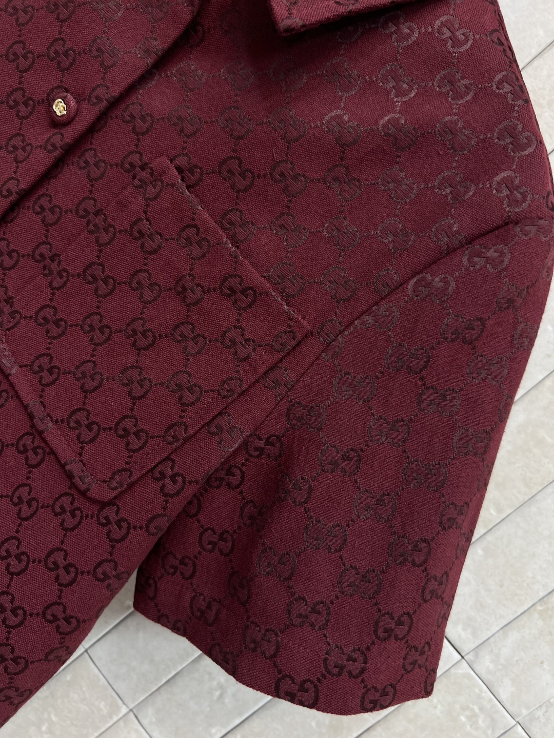 Gucci | 270 Guc家 25早秋新款 シャツ レッド GG提花 翻領 短袖 ショート丈 | サイズS M L XL - 画像 5