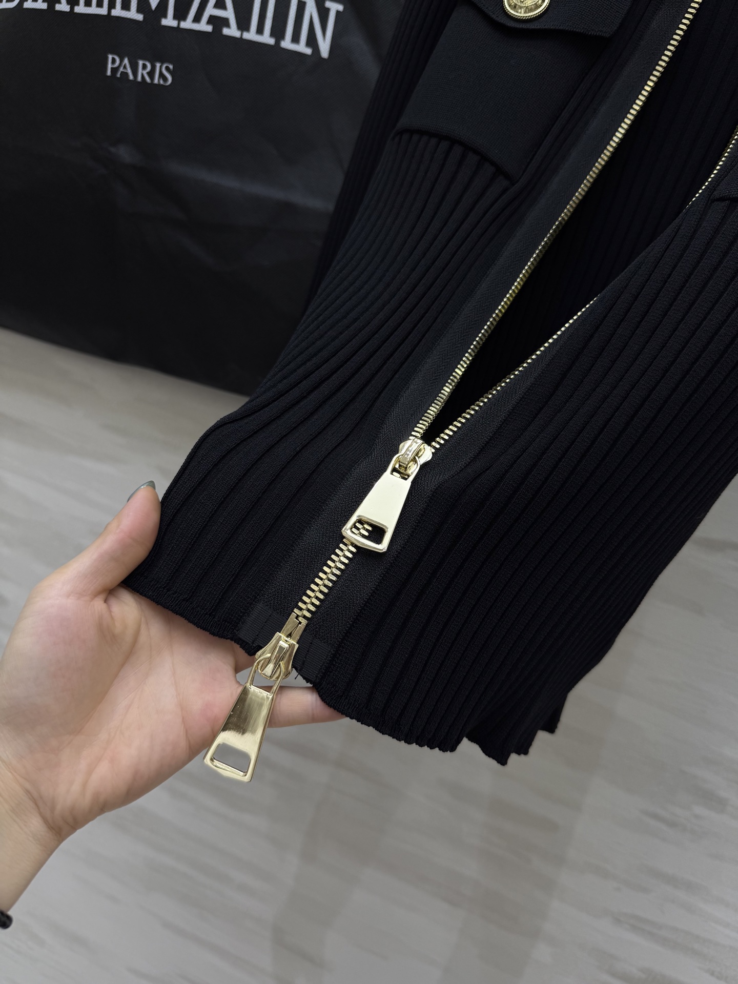 BALMAIN ニット ロングスリーブ ファスナー デザイン ブラック - 画像 3