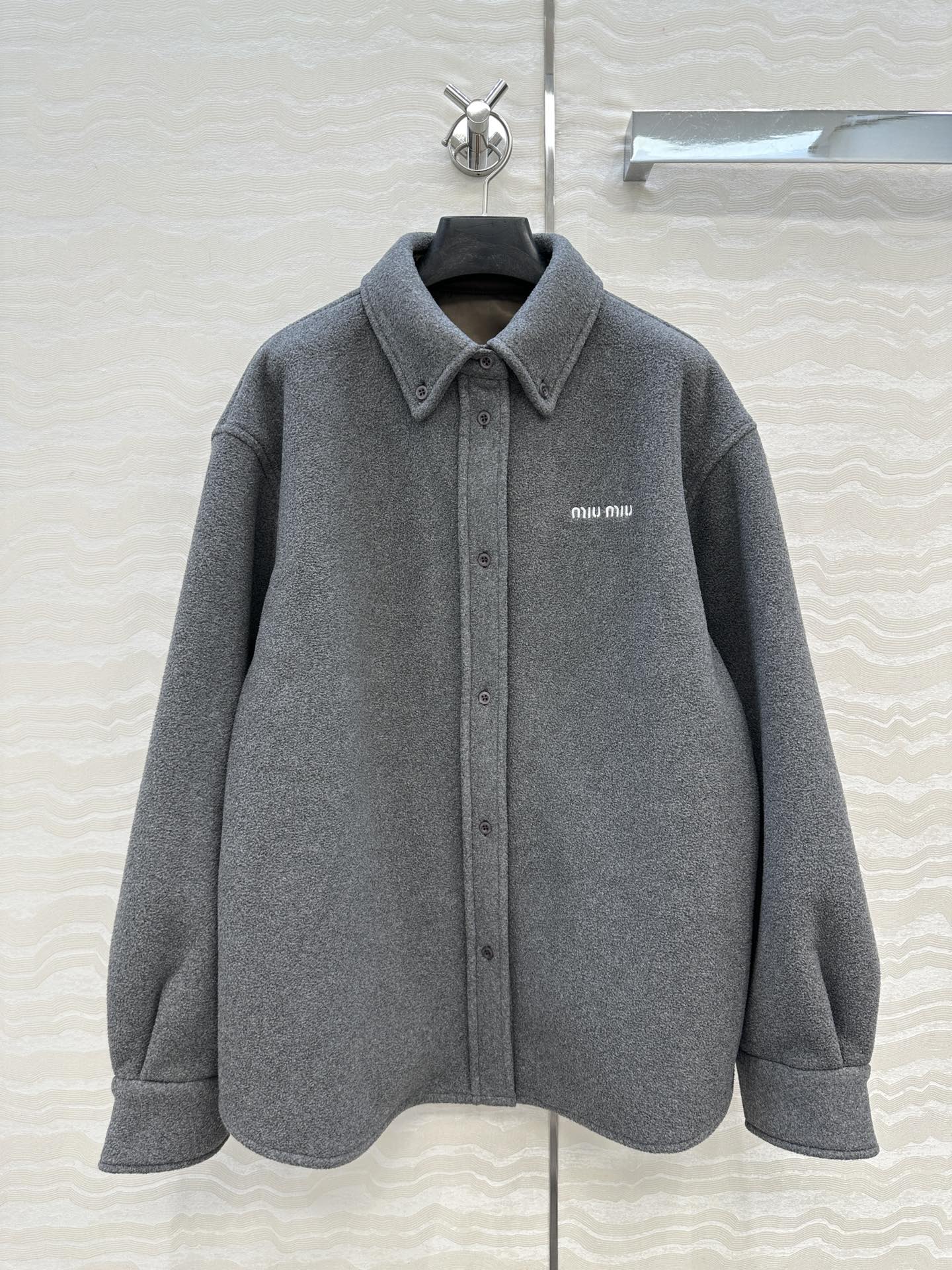 Miu Miu ロゴ入り ファーファシャツ グレー 素材:ウール15% ポリエステル85% - 画像 1
