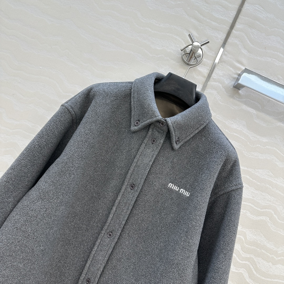 Miu Miu ロゴ入り ファーファシャツ グレー 素材:ウール15% ポリエステル85% - 画像 2