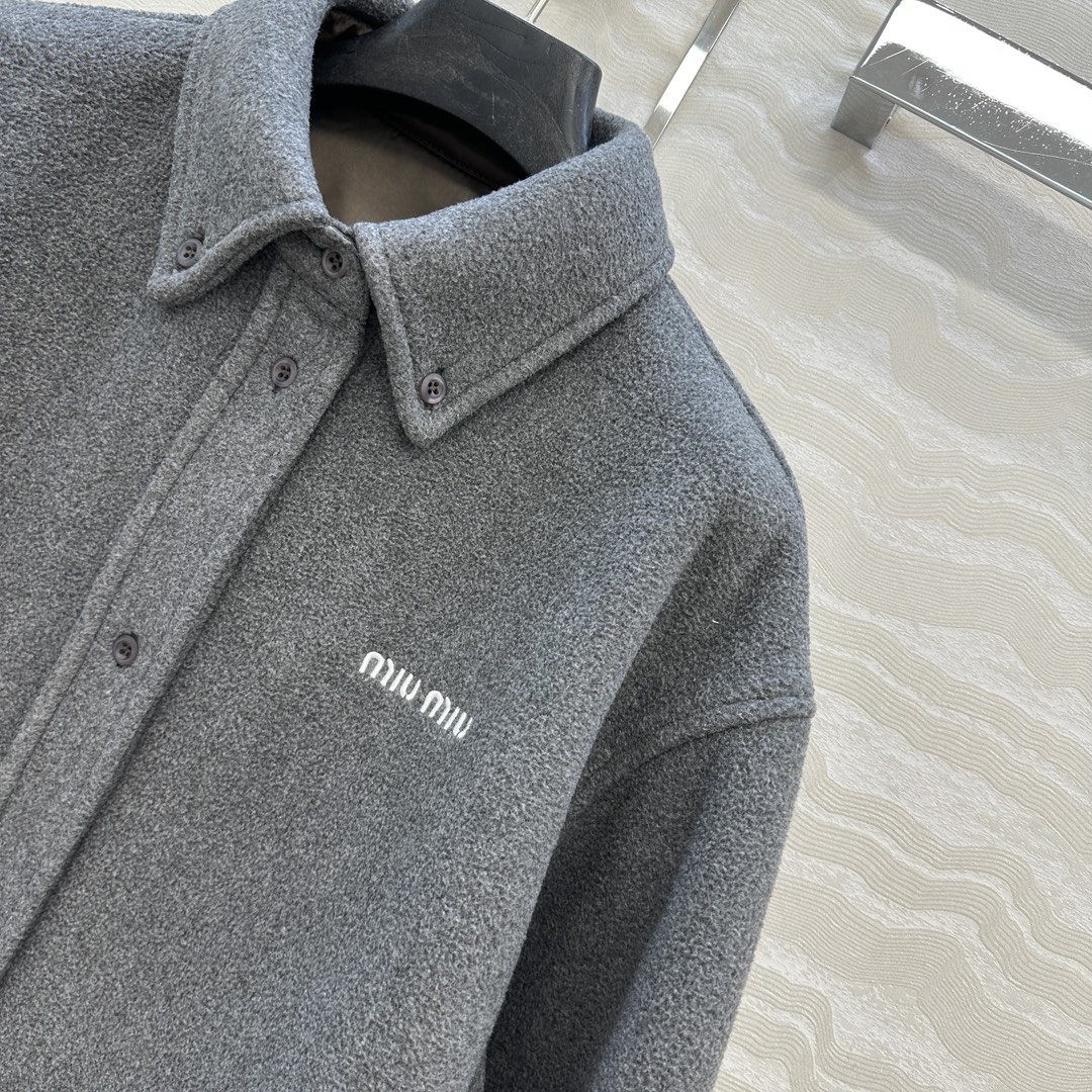 Miu Miu ロゴ入り ファーファシャツ グレー 素材:ウール15% ポリエステル85% - 画像 3
