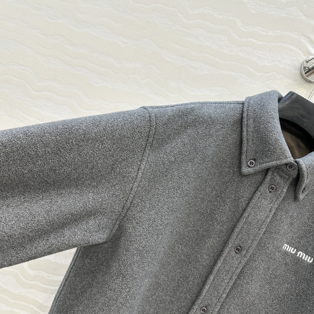 Miu Miu ロゴ入り ファーファシャツ グレー 素材:ウール15% ポリエステル85% - 画像 4