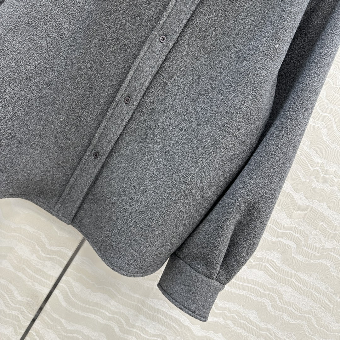 Miu Miu ロゴ入り ファーファシャツ グレー 素材:ウール15% ポリエステル85% - 画像 5