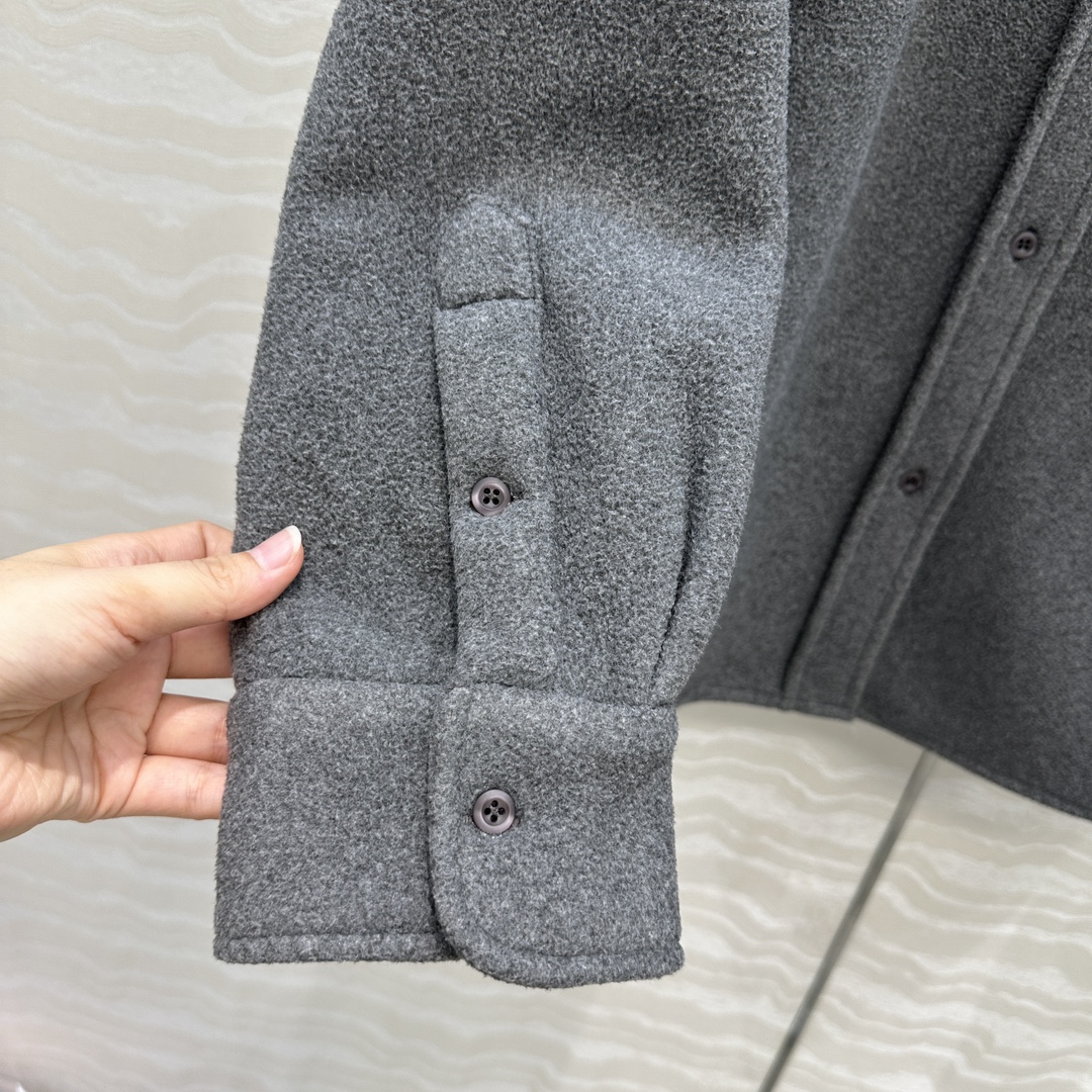 Miu Miu ロゴ入り ファーファシャツ グレー 素材:ウール15% ポリエステル85% - 画像 6