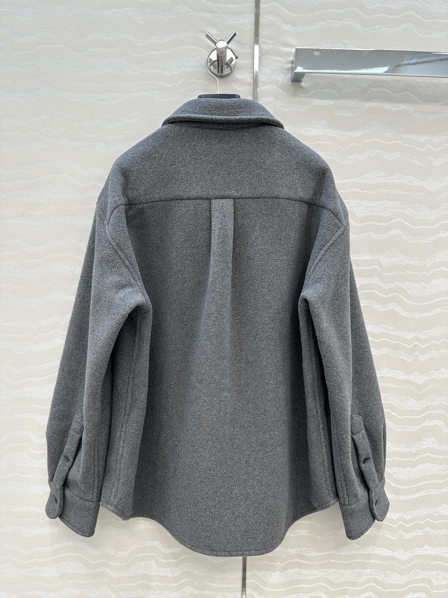 Miu Miu ロゴ入り ファーファシャツ グレー 素材:ウール15% ポリエステル85% - 画像 9