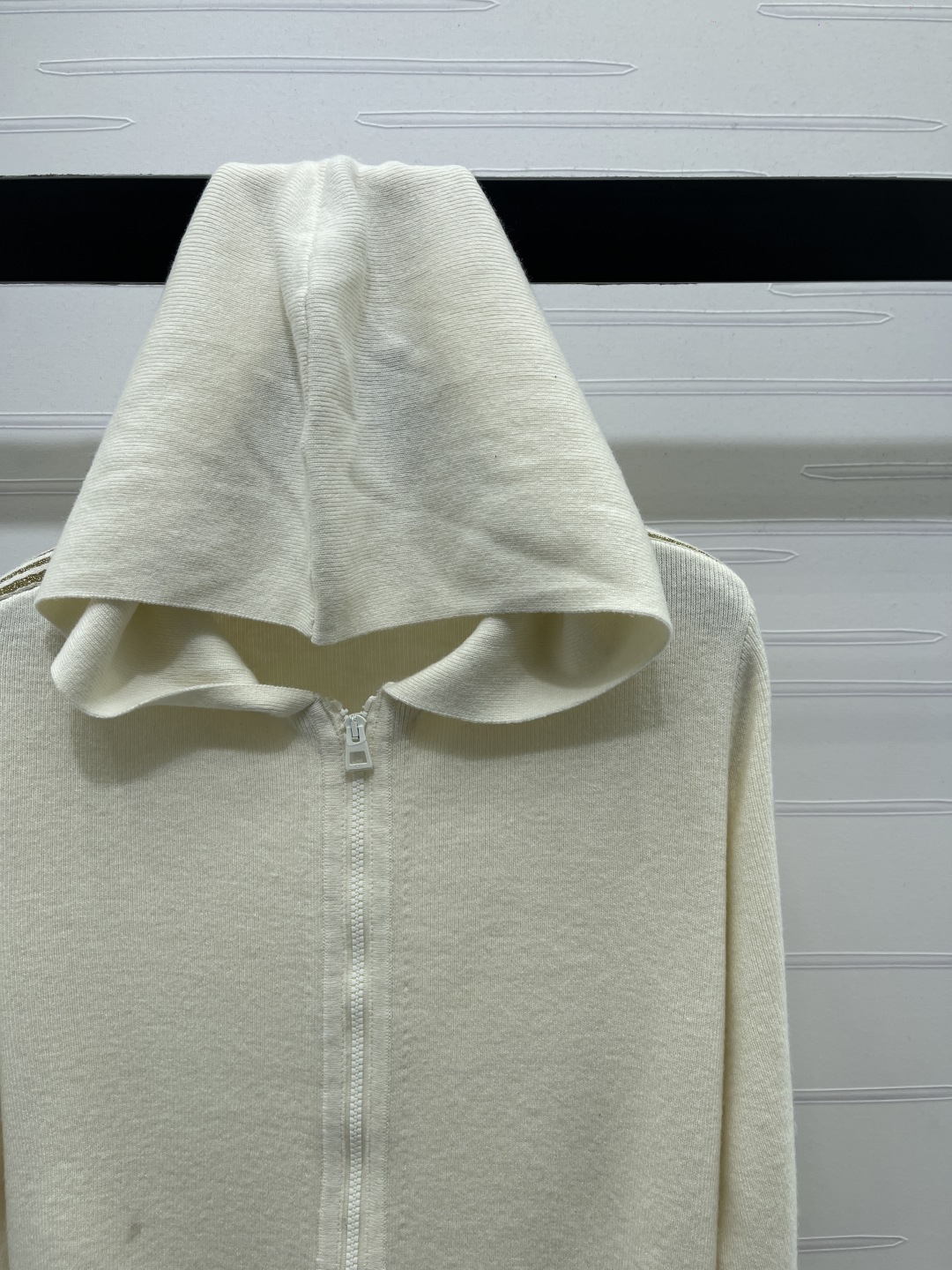 Dio ニットパーカー | フルジップ フード 金糸ライン サイド ストレッチ ワンピース 300W 2025年秋 白 92%山羊絨 - 画像 2