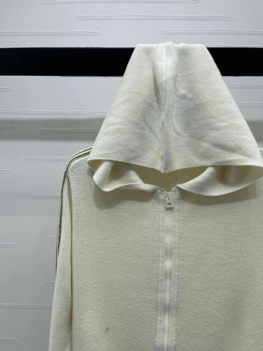 Dio ニットパーカー | フルジップ フード 金糸ライン サイド ストレッチ ワンピース 300W 2025年秋 白 92%山羊絨 - 画像 3