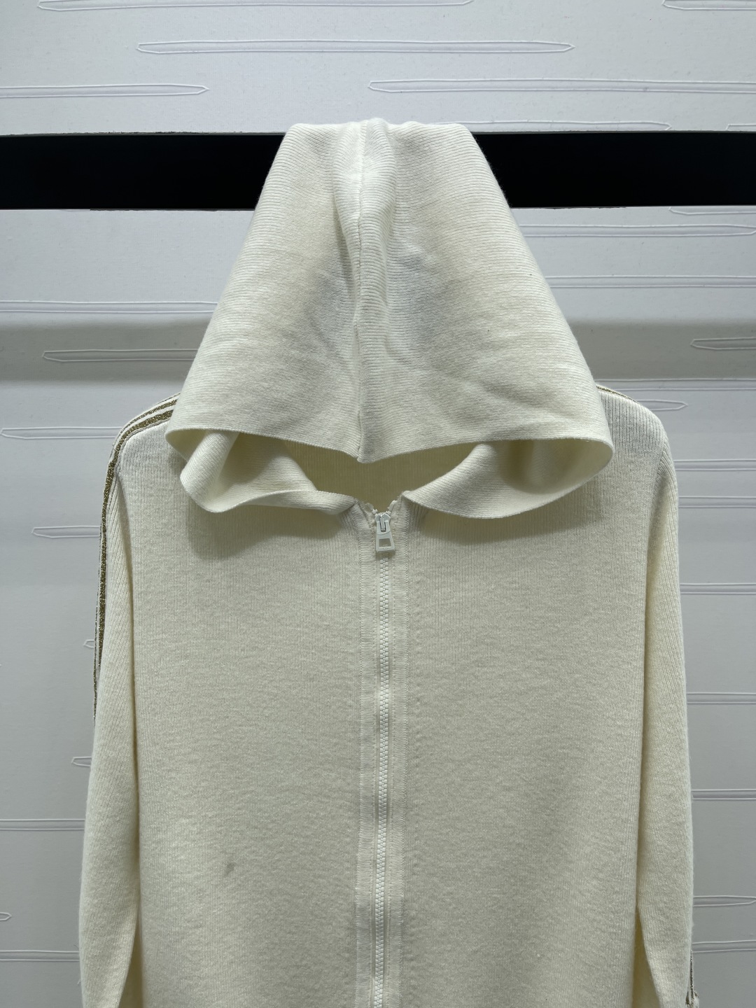 Dio ニットパーカー | フルジップ フード 金糸ライン サイド ストレッチ ワンピース 300W 2025年秋 白 92%山羊絨 - 画像 4