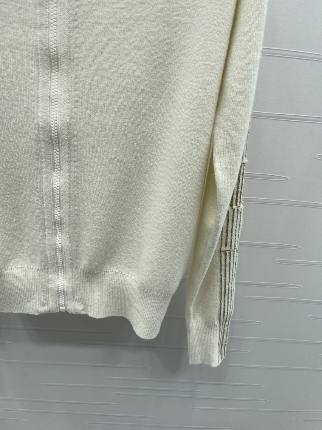 Dio ニットパーカー | フルジップ フード 金糸ライン サイド ストレッチ ワンピース 300W 2025年秋 白 92%山羊絨 - 画像 6