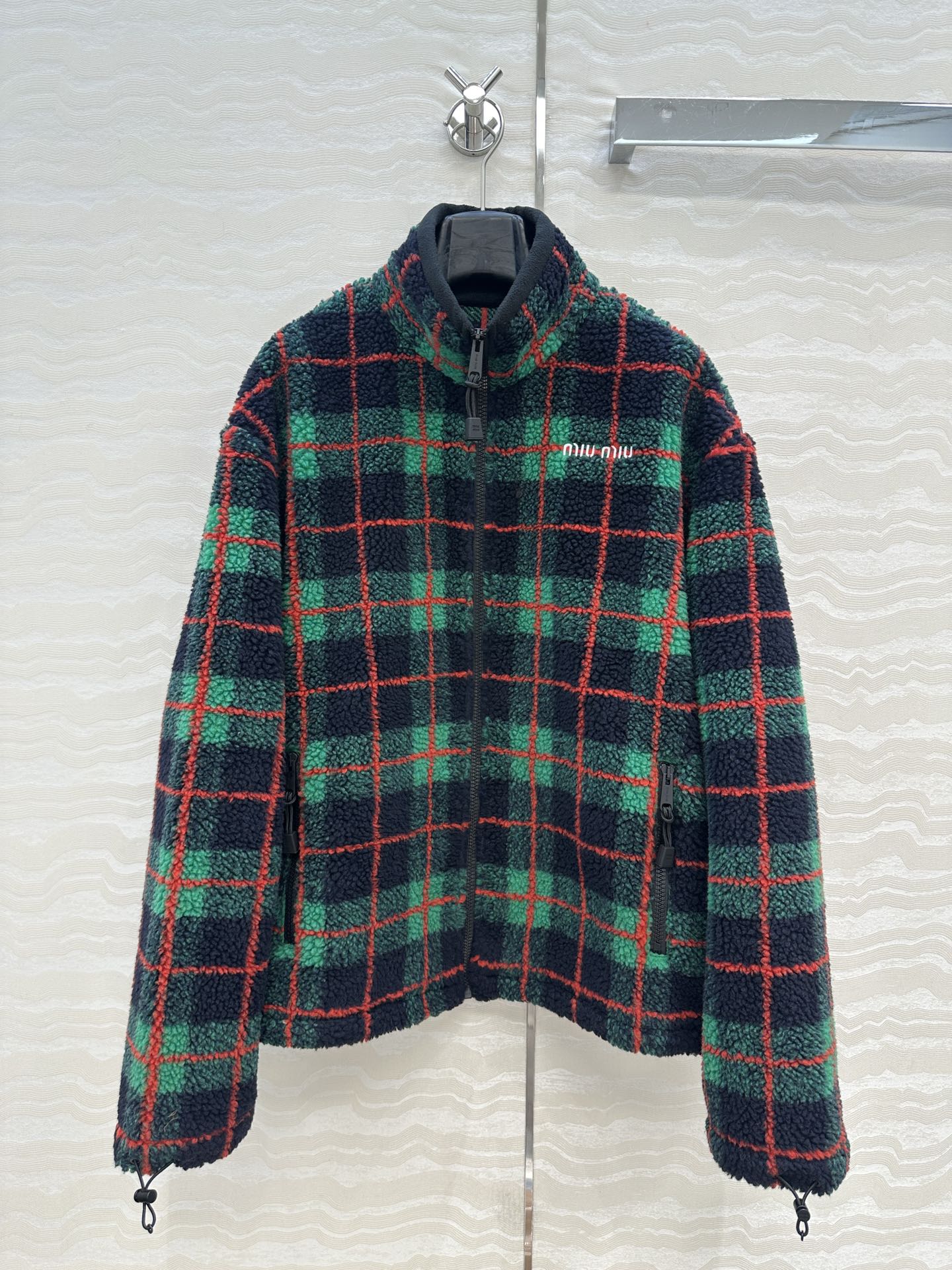 miu miu フルジップジャケット ロゴ入り フェイクファー チェック柄 ブラック/グリーン/レッド - 画像 1