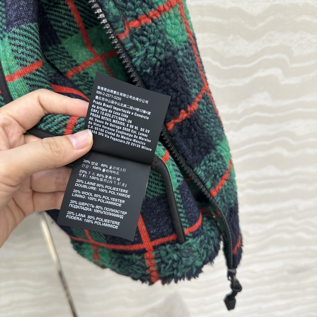 miu miu フルジップジャケット ロゴ入り フェイクファー チェック柄 ブラック/グリーン/レッド - 画像 8