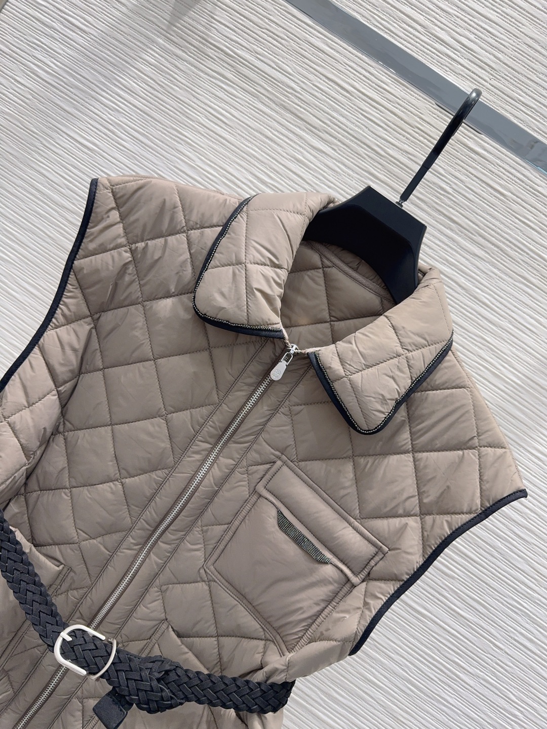 360 Brunello cucinelli 2025FW ダウンベスト ロゴ入り ブラウン 素材:100%綿 - 画像 2