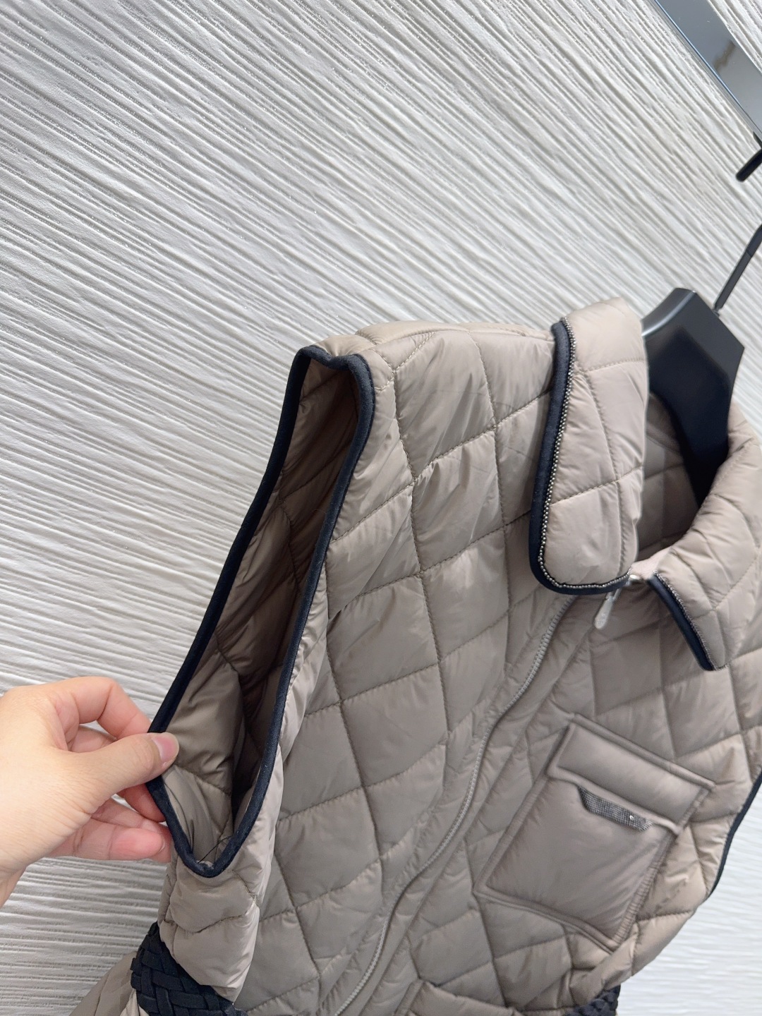 360 Brunello cucinelli 2025FW ダウンベスト ロゴ入り ブラウン 素材:100%綿 - 画像 3