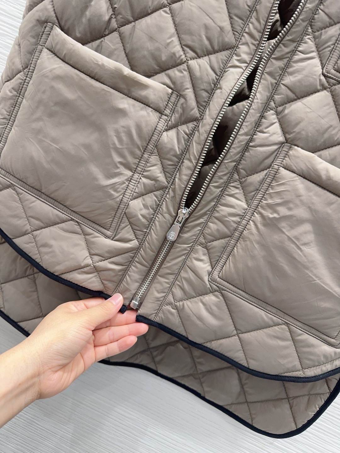 360 Brunello cucinelli 2025FW ダウンベスト ロゴ入り ブラウン 素材:100%綿 - 画像 4