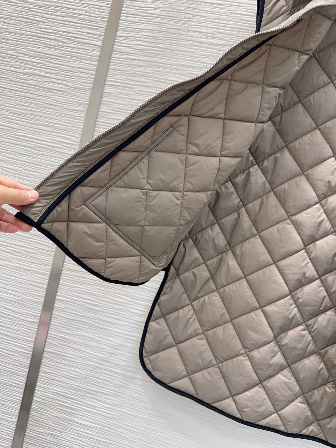 360 Brunello cucinelli 2025FW ダウンベスト ロゴ入り ブラウン 素材:100%綿 - 画像 5