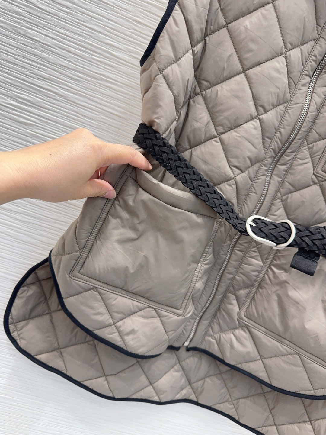 360 Brunello cucinelli 2025FW ダウンベスト ロゴ入り ブラウン 素材:100%綿 - 画像 6