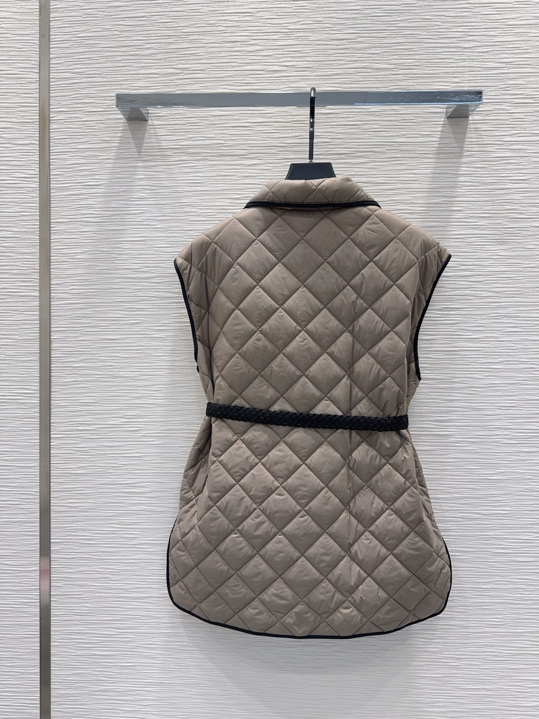 360 Brunello cucinelli 2025FW ダウンベスト ロゴ入り ブラウン 素材:100%綿 - 画像 9