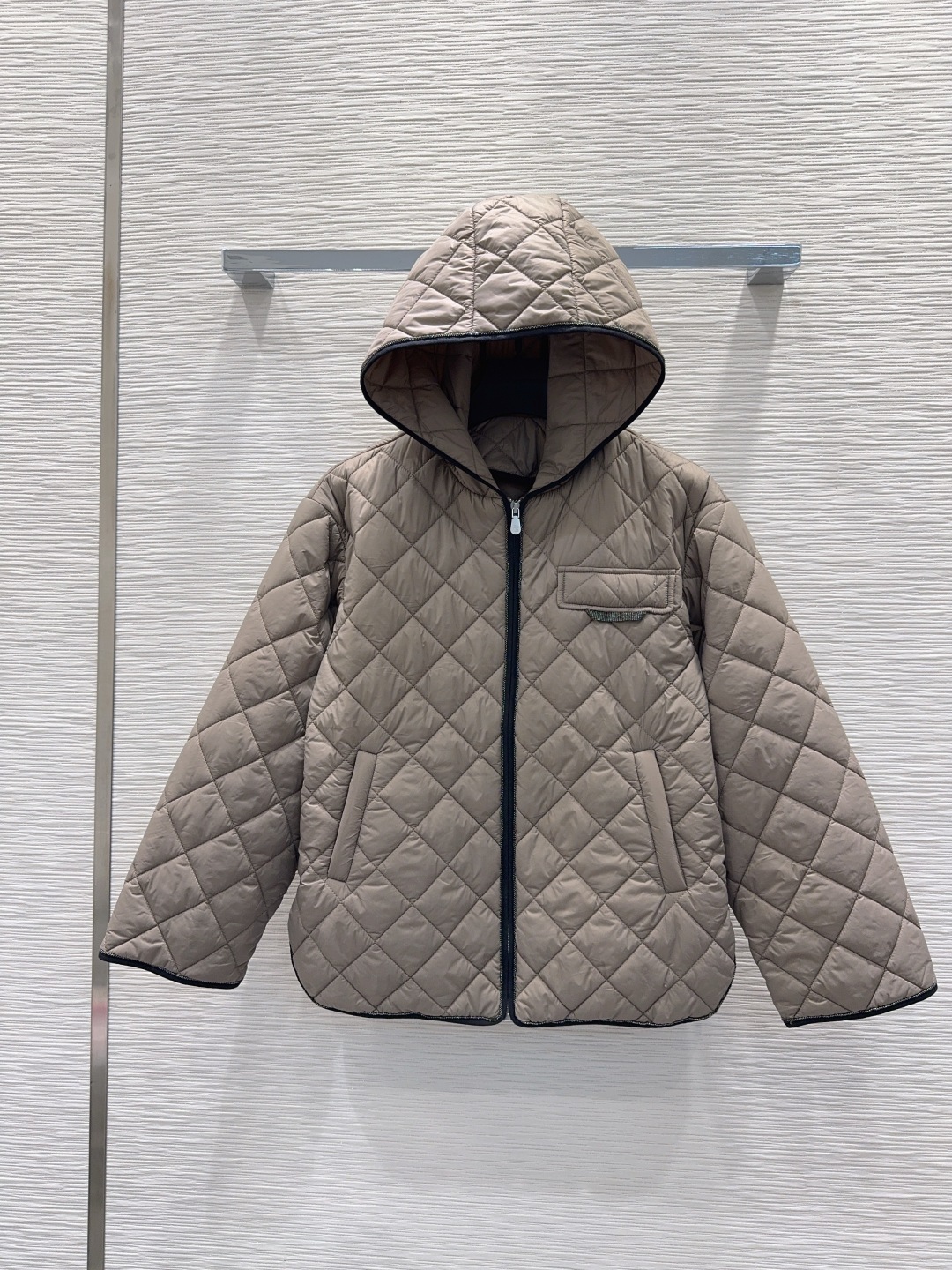 Brunello Cucinelli 370 2025FW ダウンジャケット カンフーロゴ 100%綿 ベージュ - 画像 1