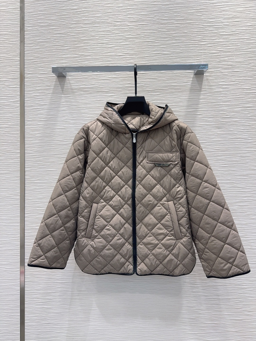 Brunello Cucinelli 370 2025FW ダウンジャケット カンフーロゴ 100%綿 ベージュ - 画像 3